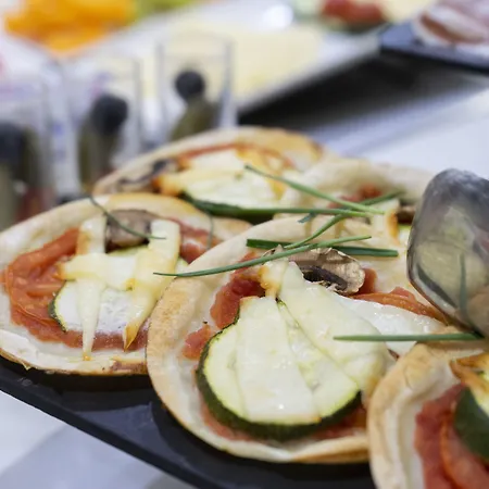 Petit Palace Arana מלון 3*