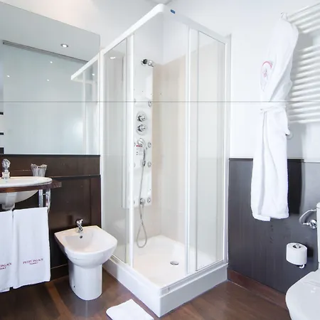 Petit Palace Arana Hotel